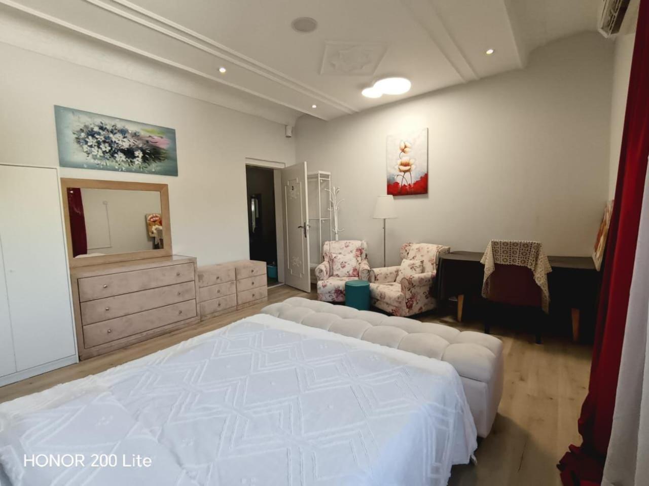 Cozy And Vibrant In Al Wasl #3 Guest house